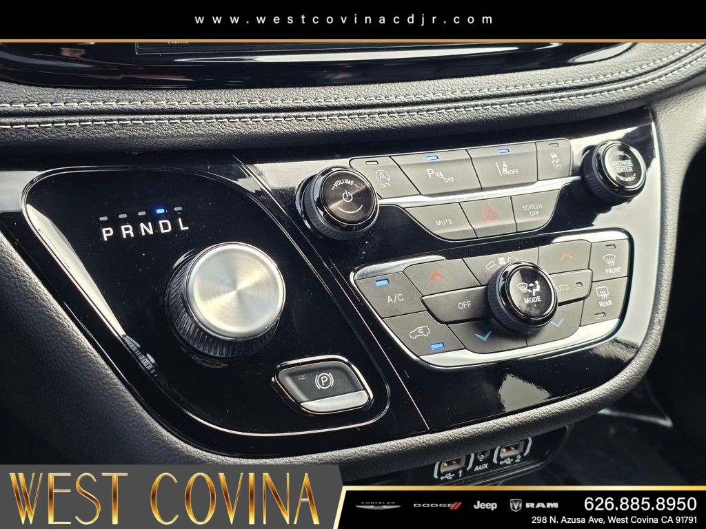 New 2025 Ceramic Gray Clear-Coat Exterior Paint Chrysler Select image 28