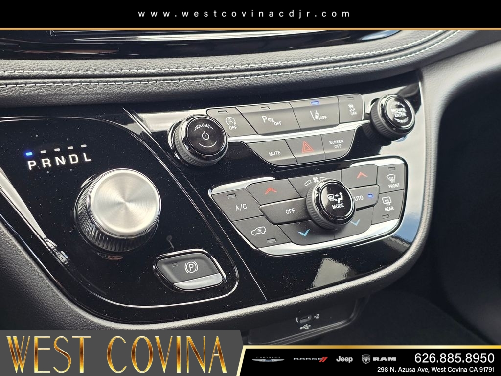 New 2027 Bright White Clear-Coat Exterior Paint Chrysler Select image 21