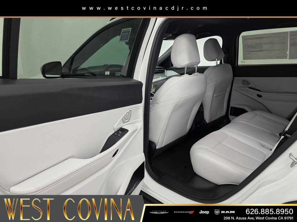 New 2026 Bright White Clear-Coat Exterior Paint Jeep Limited image 9