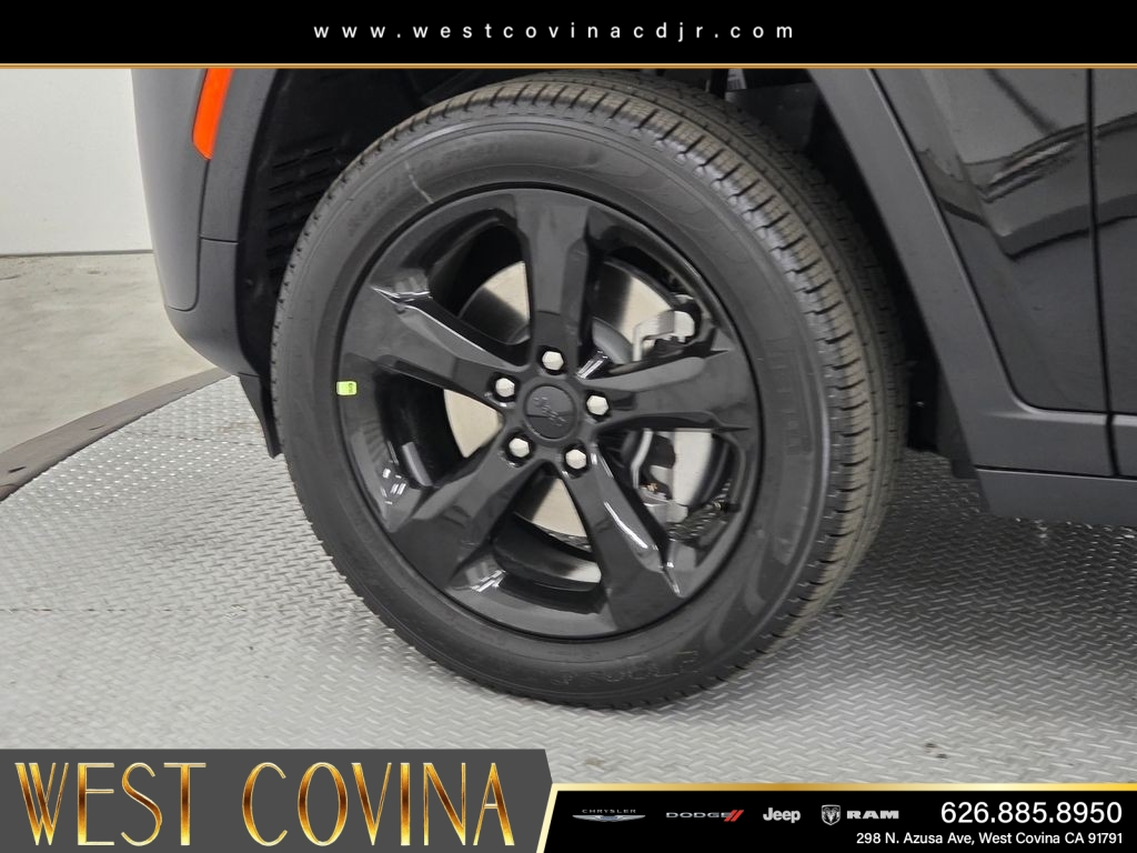 New 2026 Diamond Black Crystal Pearl-Coat Exterior Paint Jeep Limited image 9