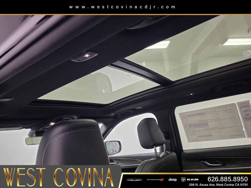 New 2026 Diamond Black Crystal Pearl-Coat Exterior Paint Jeep Limited image 12