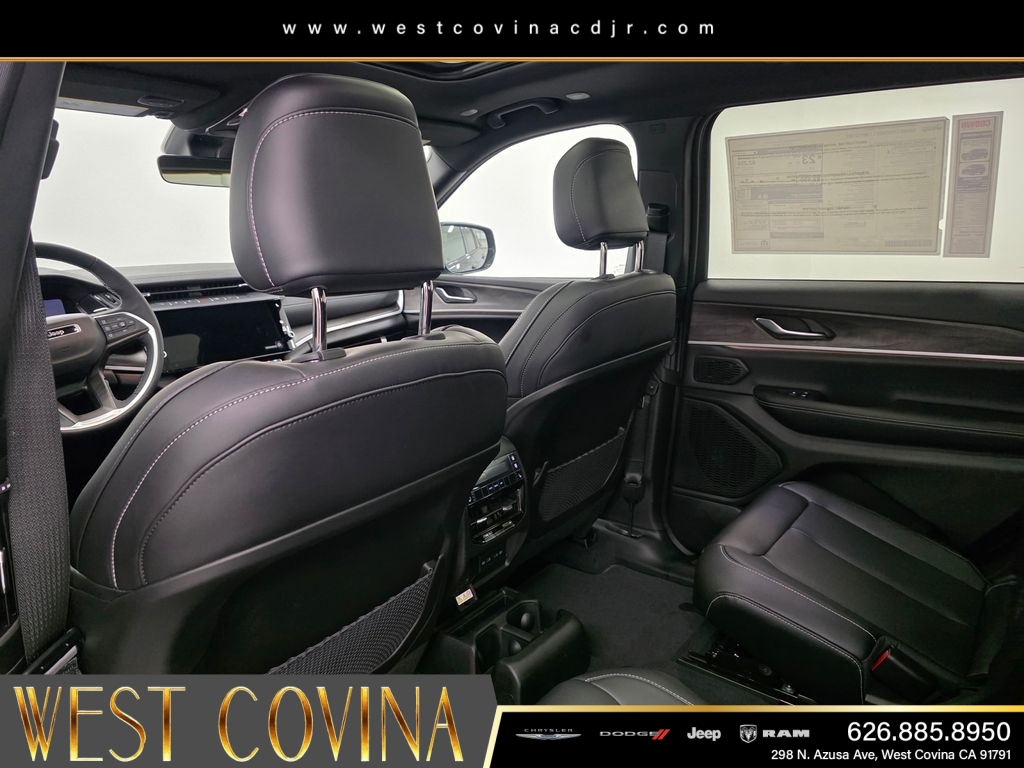 New 2026 Diamond Black Crystal Pearl-Coat Exterior Paint Jeep Limited image 14