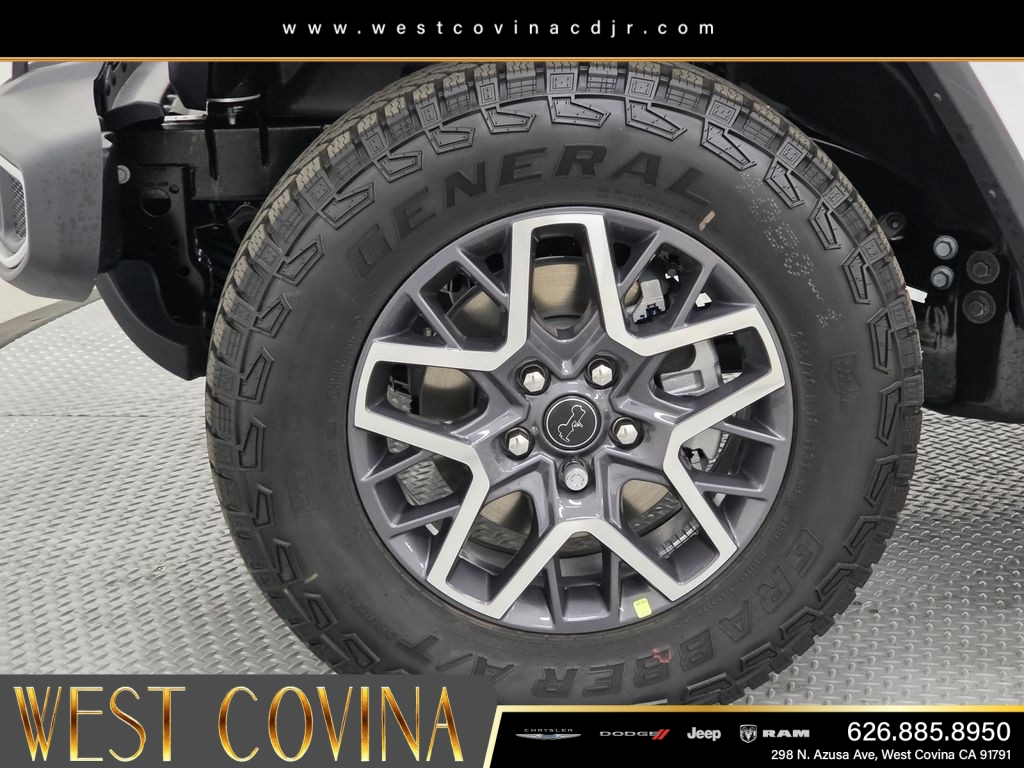 New 2026 Bright White Clear-Coat Exterior Paint Jeep Sahara image 9