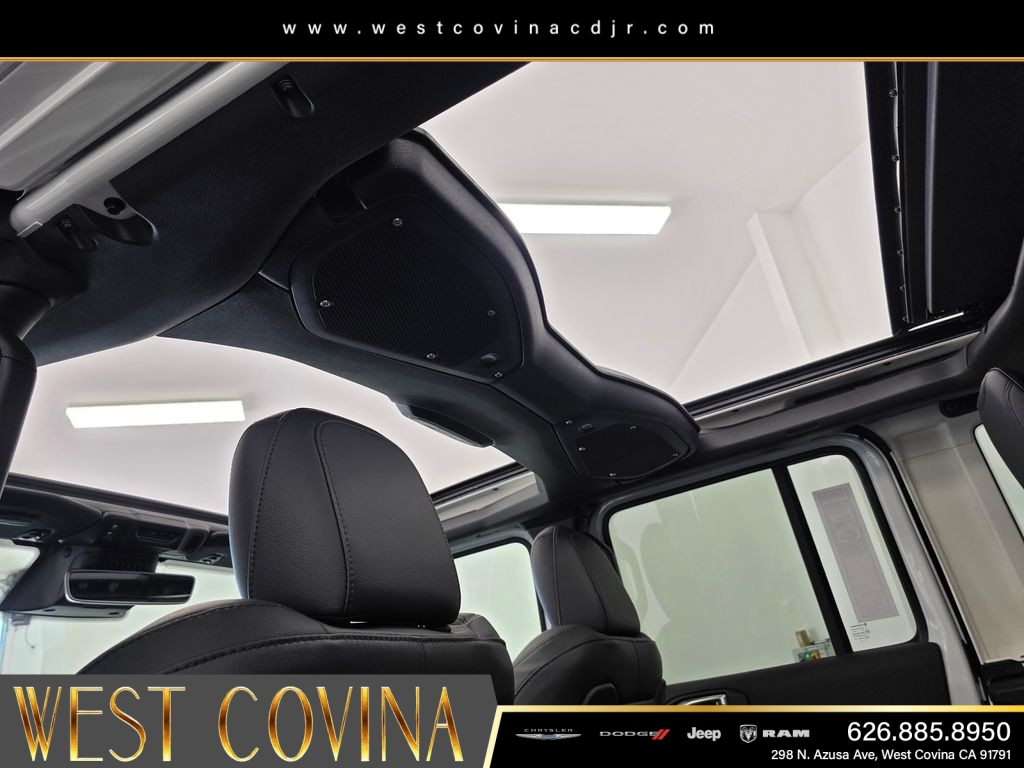 New 2026 Bright White Clear-Coat Exterior Paint Jeep Sahara image 18