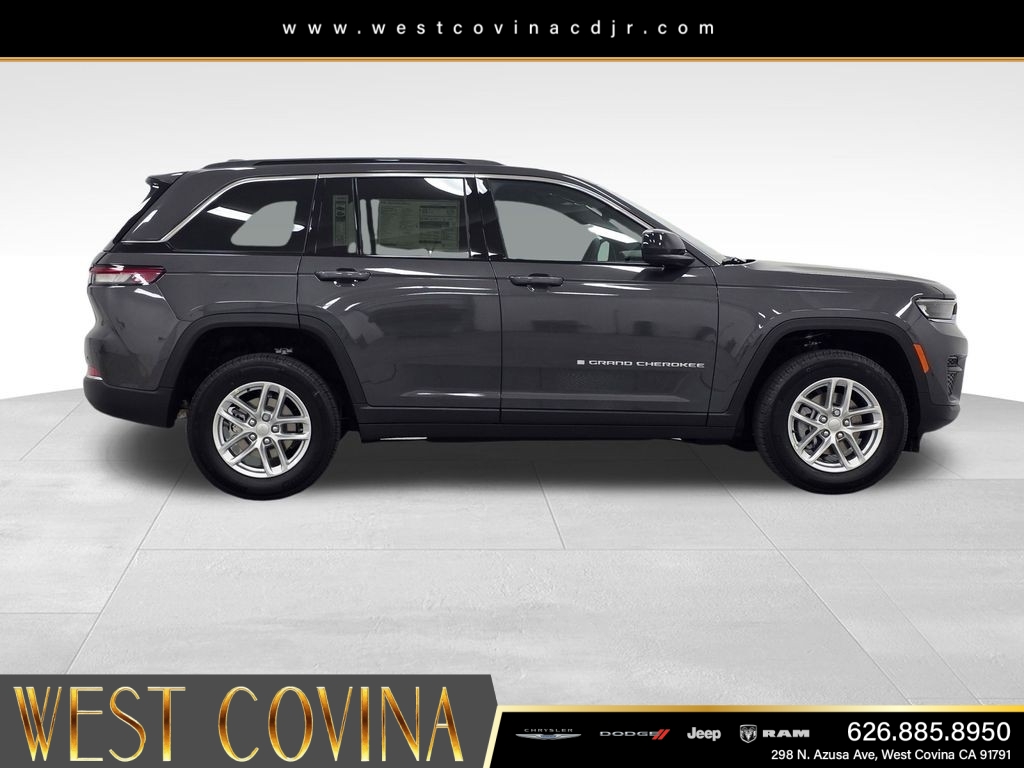 New 2026 Baltic Gray Metallic Clear-Coat Exterior Paint Jeep Laredo image 4