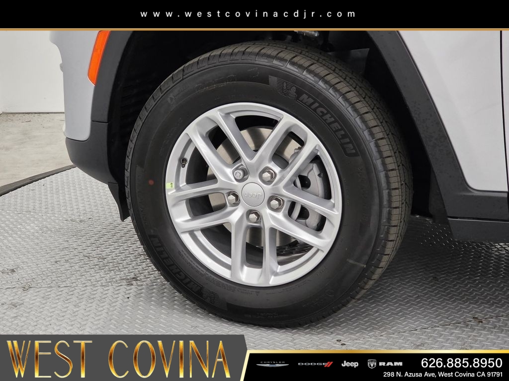 New 2026 Silver Zynith Jeep Laredo image 9
