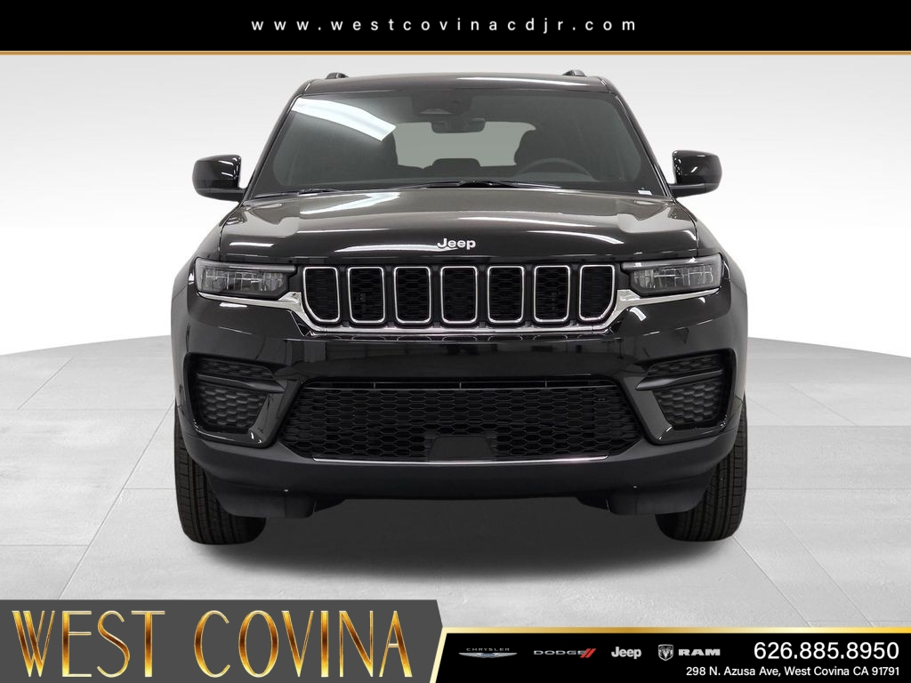 New 2026 Diamond Black Crystal Pearlcoat Jeep Laredo image 2