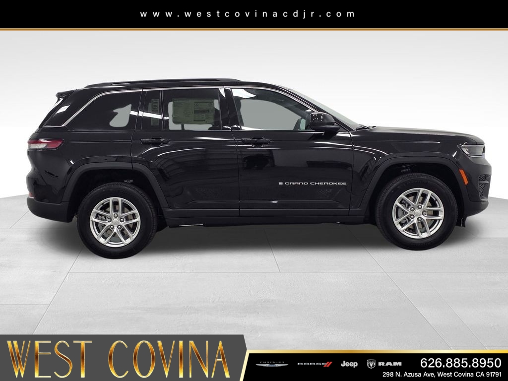 New 2026 Diamond Black Crystal Pearlcoat Jeep Laredo image 4