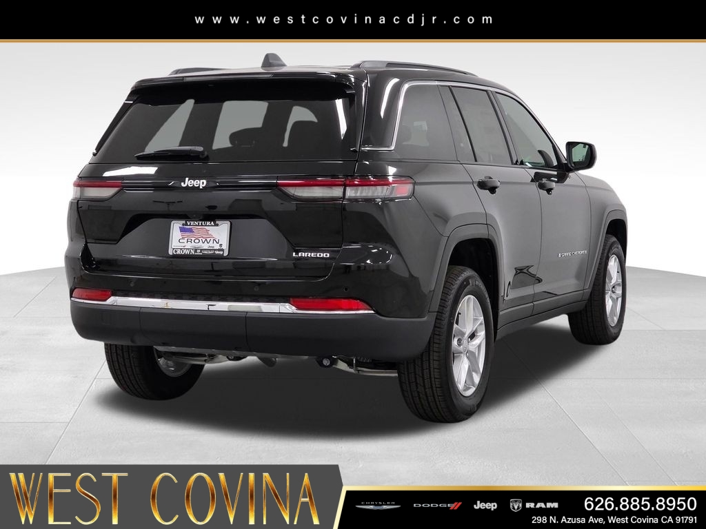 New 2026 Diamond Black Crystal Pearlcoat Jeep Laredo image 5