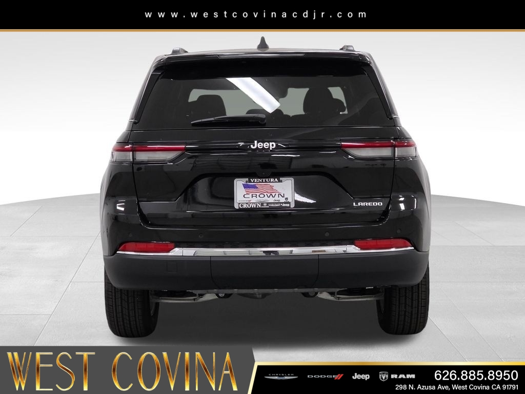 New 2026 Diamond Black Crystal Pearlcoat Jeep Laredo image 6