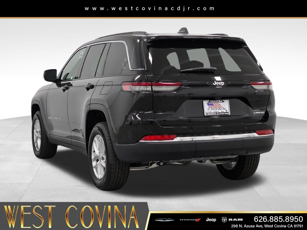 New 2026 Diamond Black Crystal Pearlcoat Jeep Laredo image 7