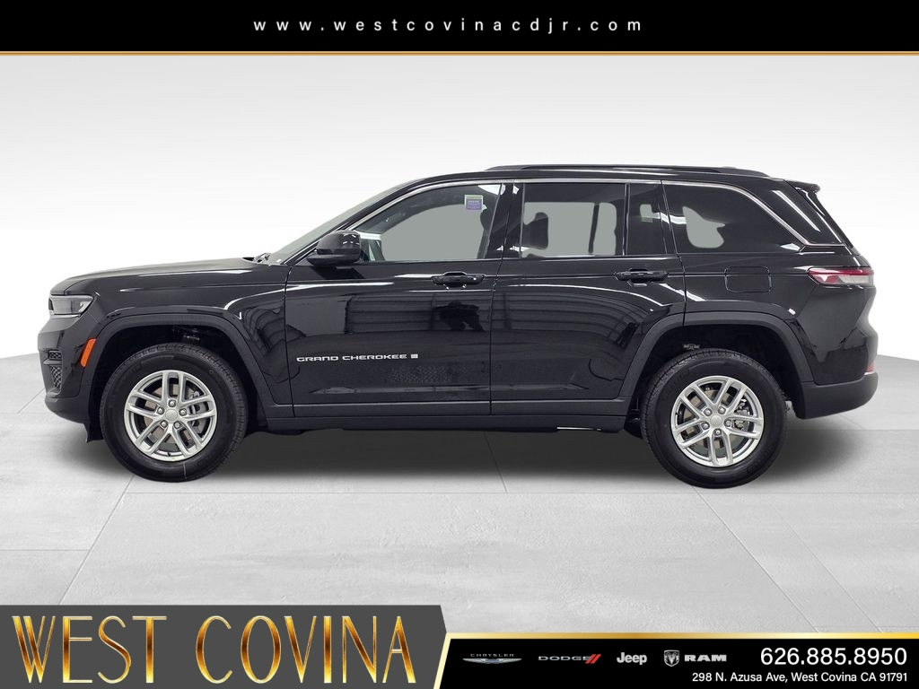 New 2026 Diamond Black Crystal Pearlcoat Jeep Laredo image 8