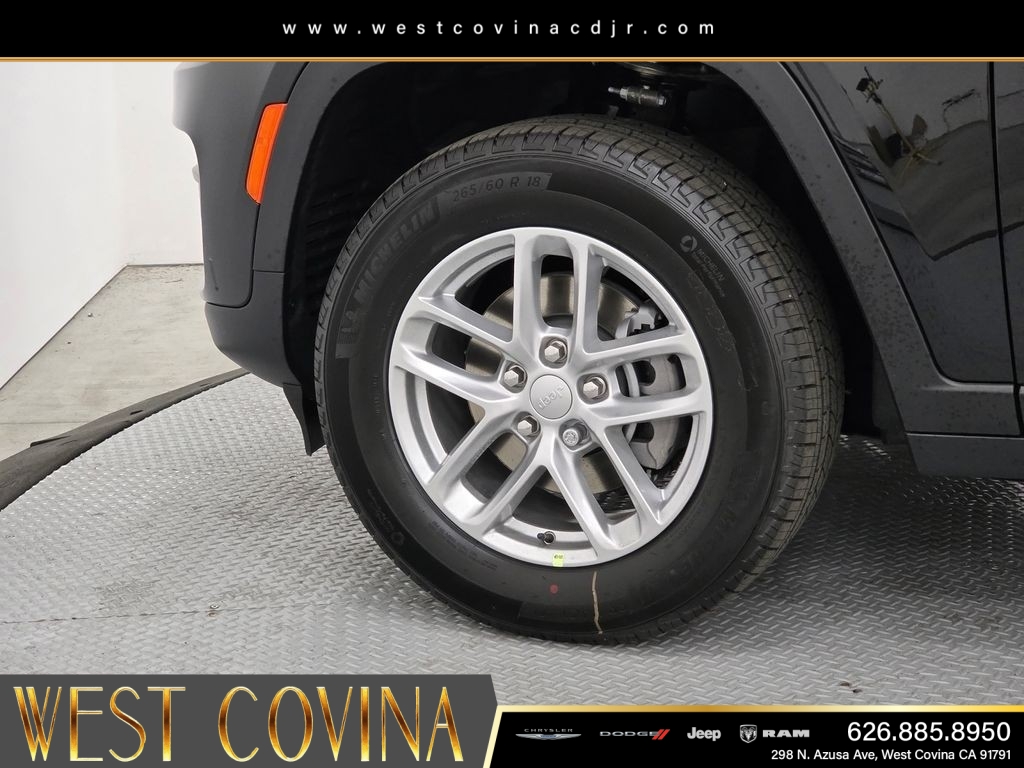 New 2026 Diamond Black Crystal Pearlcoat Jeep Laredo image 9