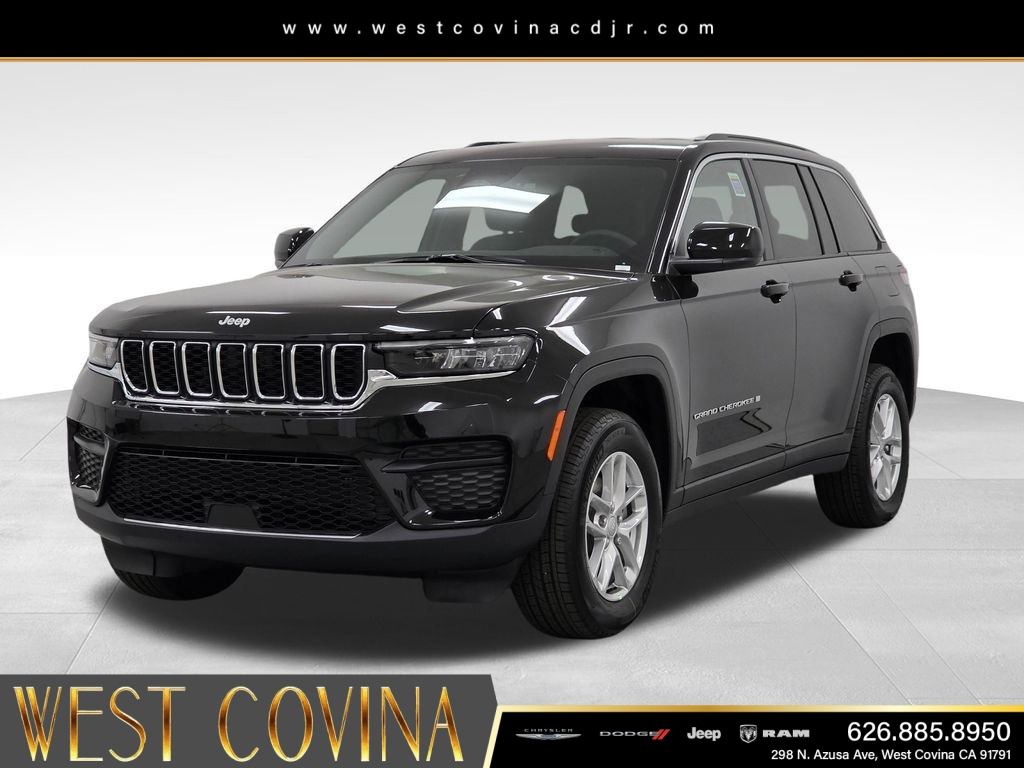 New 2026 Diamond Black Crystal Pearlcoat Jeep Laredo image 15
