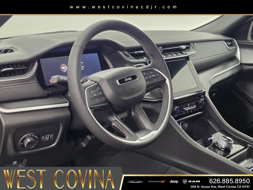 New 2026 Diamond Black Crystal Pearlcoat Jeep Laredo image 30