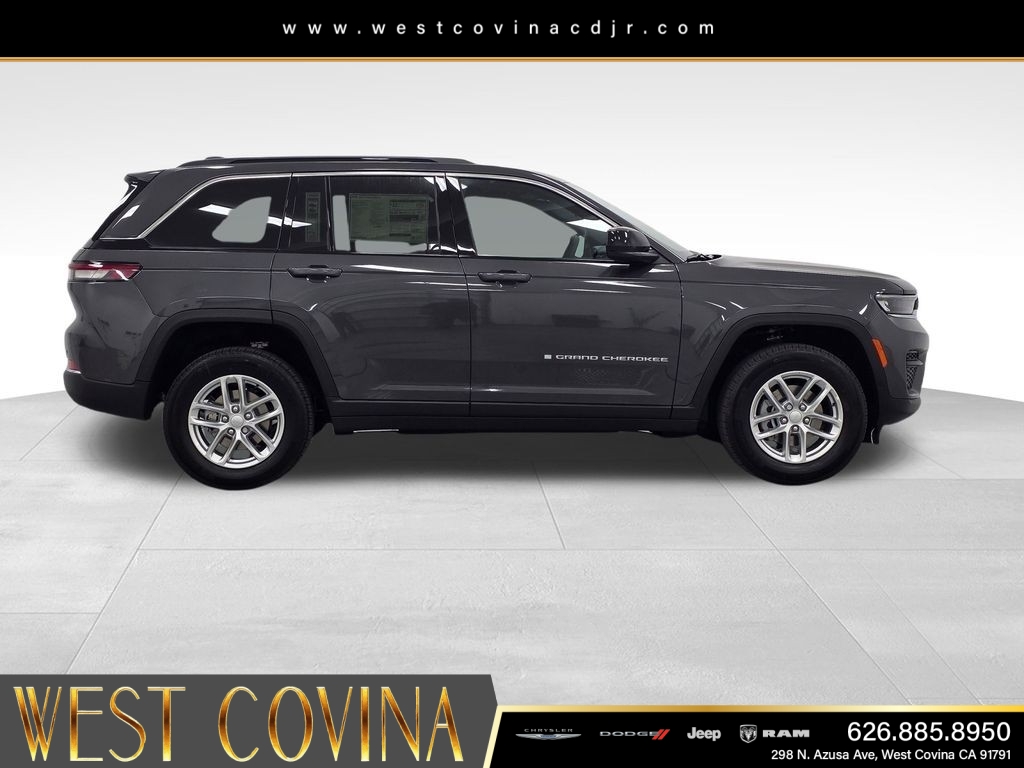 New 2026 Baltic Gray Metallic Clearcoat Jeep Laredo image 4