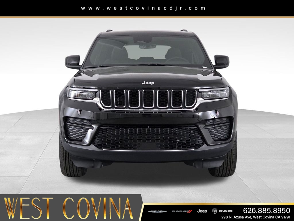 New 2026 Diamond Black Crystal Pearlcoat Jeep Laredo image 2