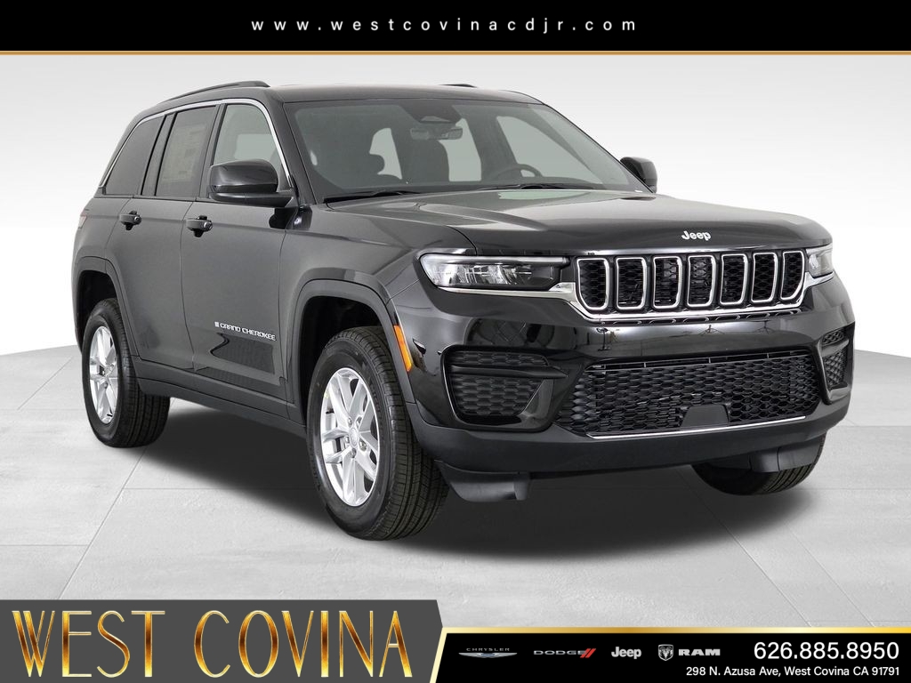 New 2026 Diamond Black Crystal Pearlcoat Jeep Laredo image 3