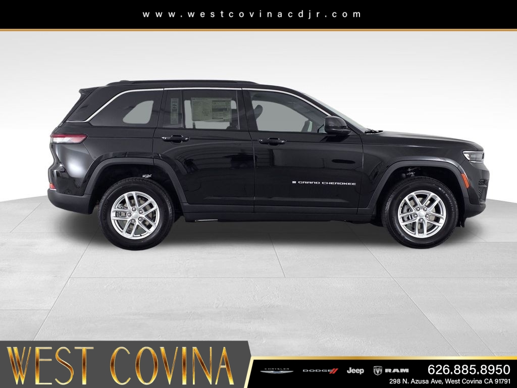New 2026 Diamond Black Crystal Pearlcoat Jeep Laredo image 4