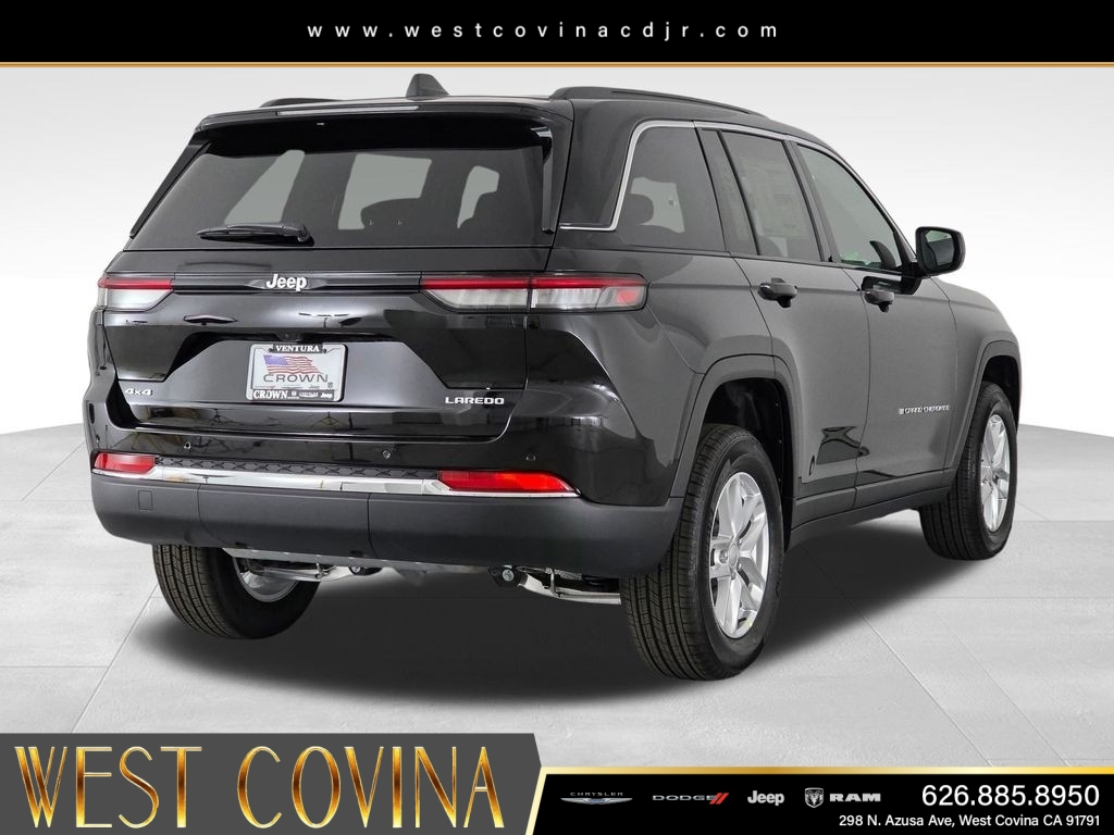 New 2026 Diamond Black Crystal Pearlcoat Jeep Laredo image 5