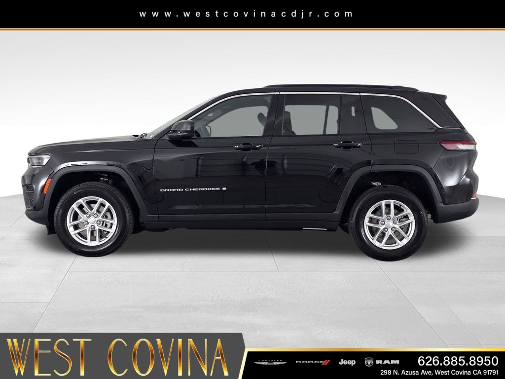 New 2026 Diamond Black Crystal Pearlcoat Jeep Laredo image 8