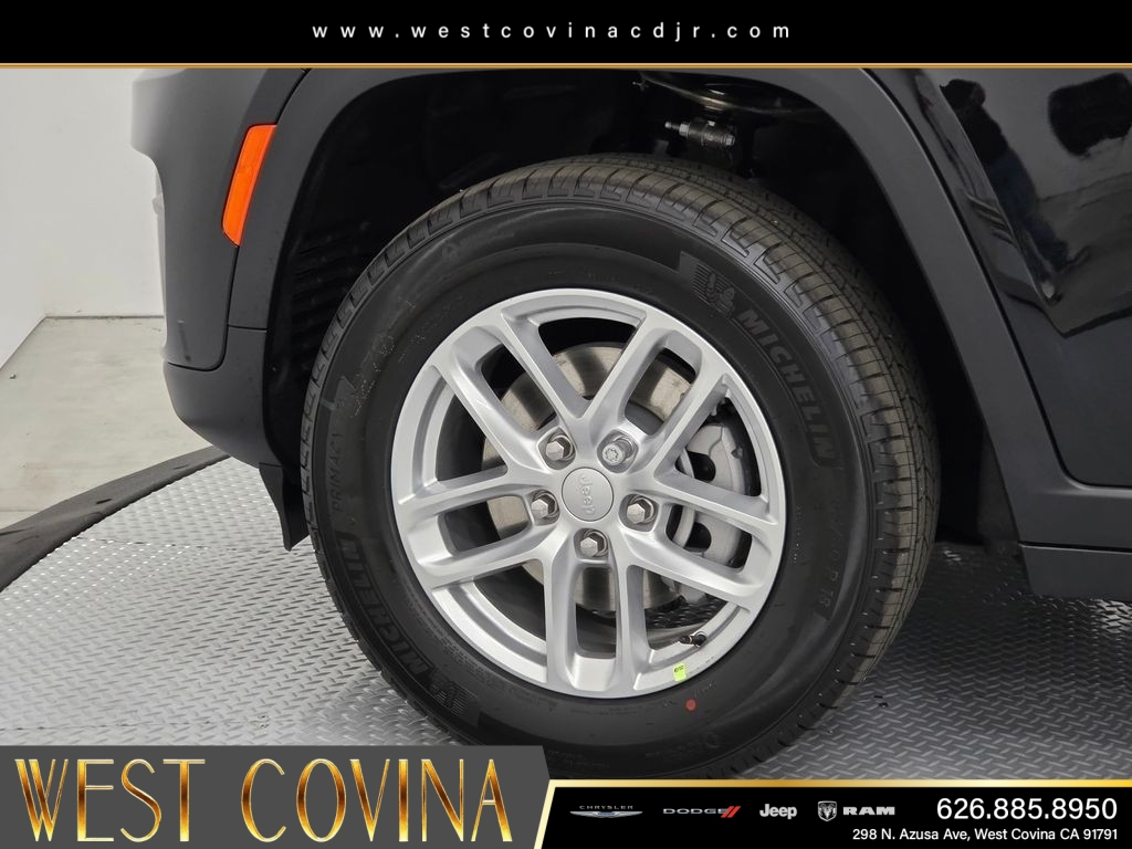 New 2026 Diamond Black Crystal Pearlcoat Jeep Laredo image 9
