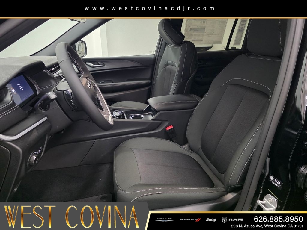 New 2026 Diamond Black Crystal Pearlcoat Jeep Laredo image 13
