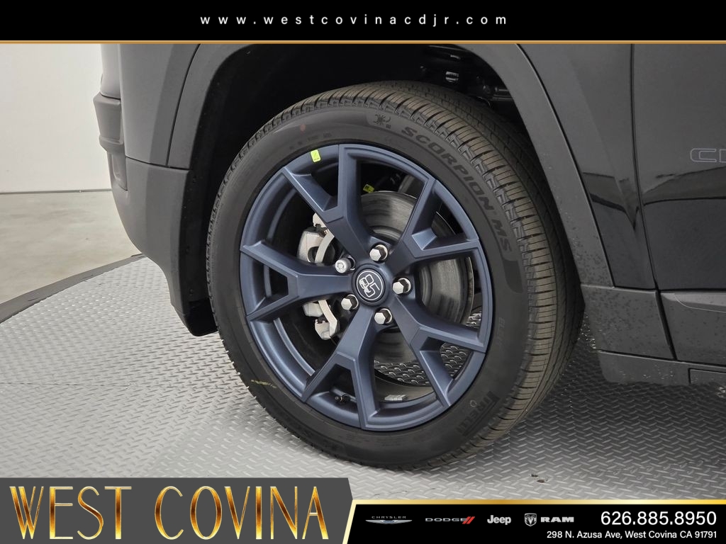 New 2026 Diamond Black Crystal Pearlcoat Jeep  image 9
