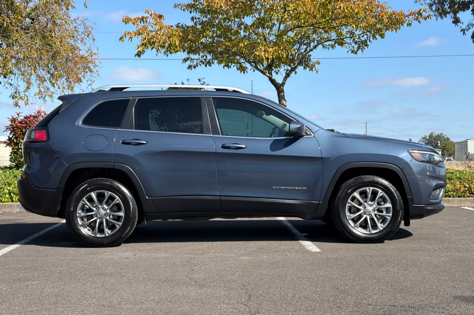 Used 2021 Slate Blue Pearlcoat Jeep Latitude Lux image 3