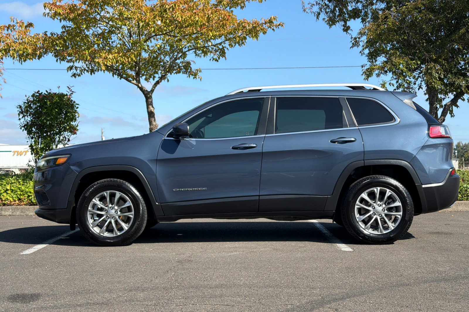 Used 2021 Slate Blue Pearlcoat Jeep Latitude Lux image 7