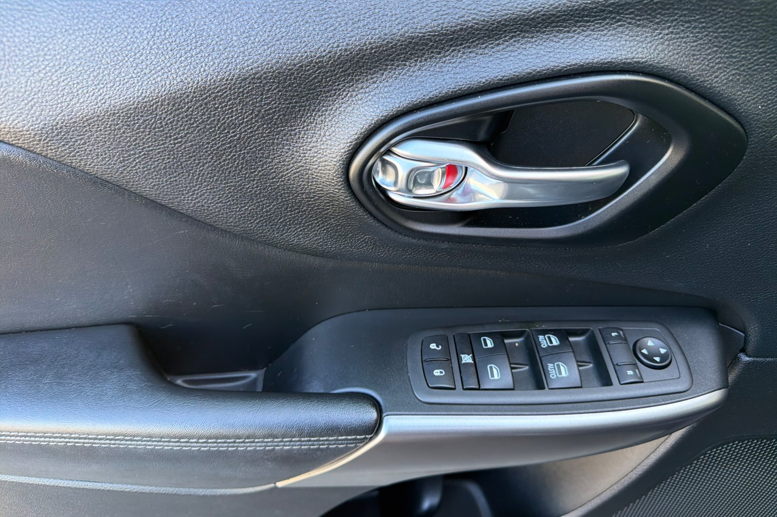 Used 2021 Slate Blue Pearlcoat Jeep Latitude Lux image 11