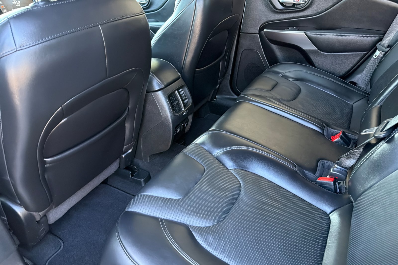 Used 2021 Slate Blue Pearlcoat Jeep Latitude Lux image 12