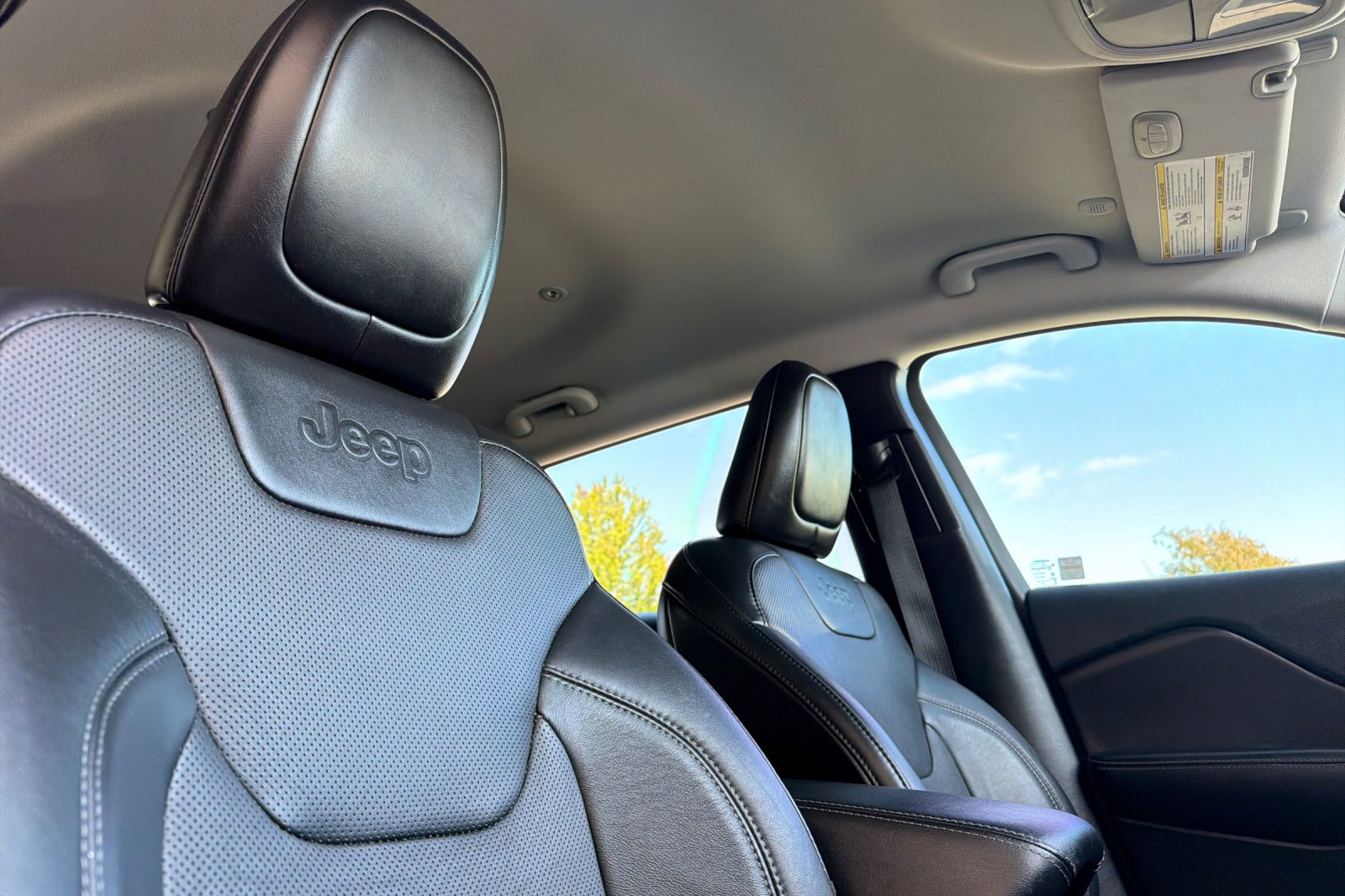 Used 2021 Slate Blue Pearlcoat Jeep Latitude Lux image 17