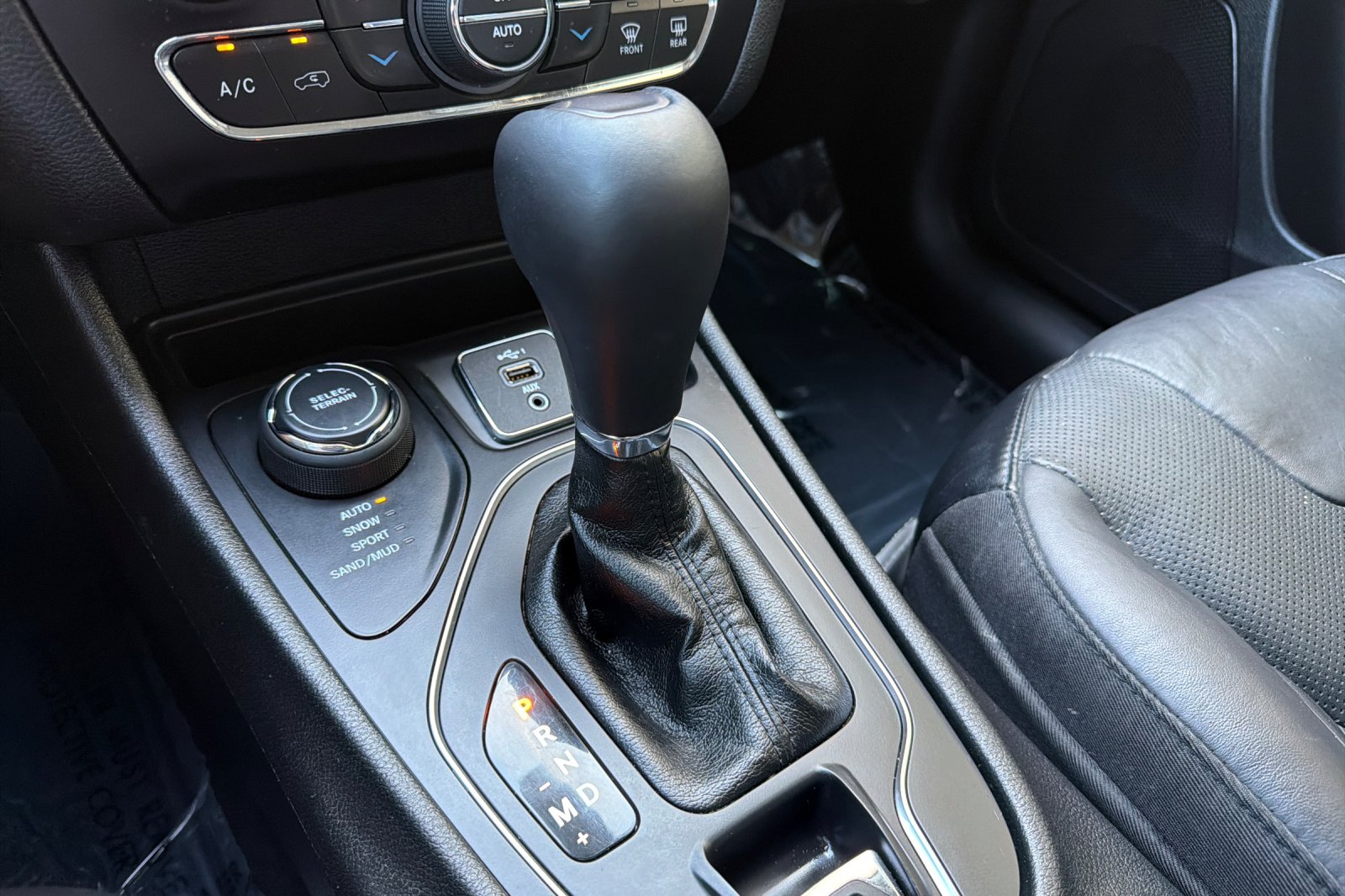 Used 2021 Slate Blue Pearlcoat Jeep Latitude Lux image 21