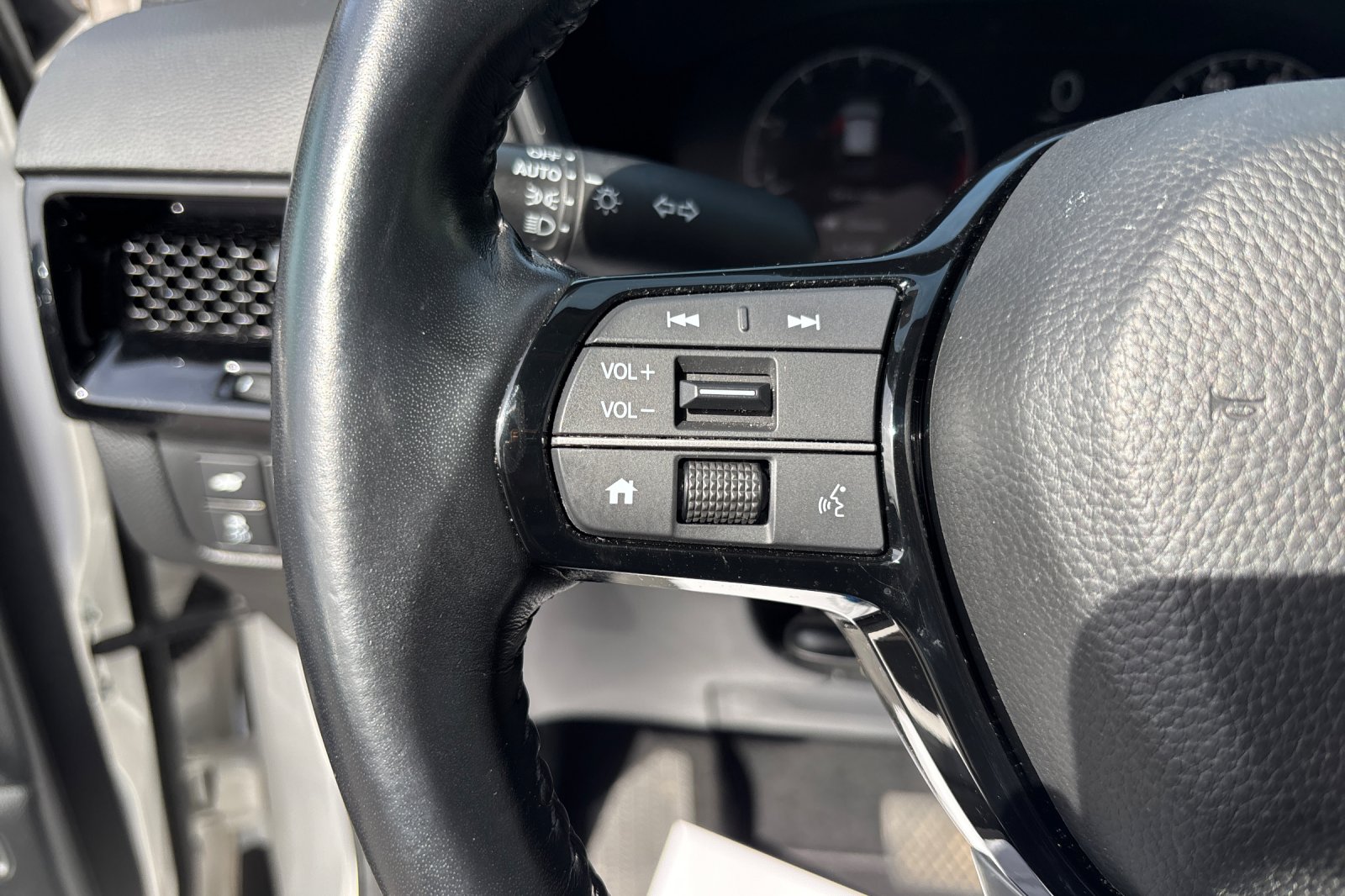 Certified Used 2025 White Honda EX-L image 28