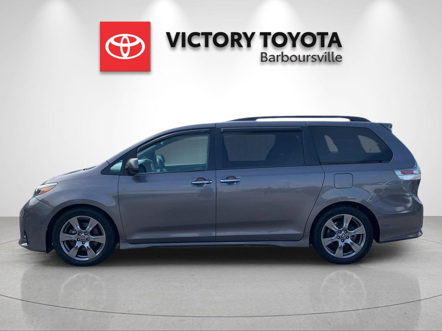 Certified Used 2018 Gray Toyota SE Premium image 2