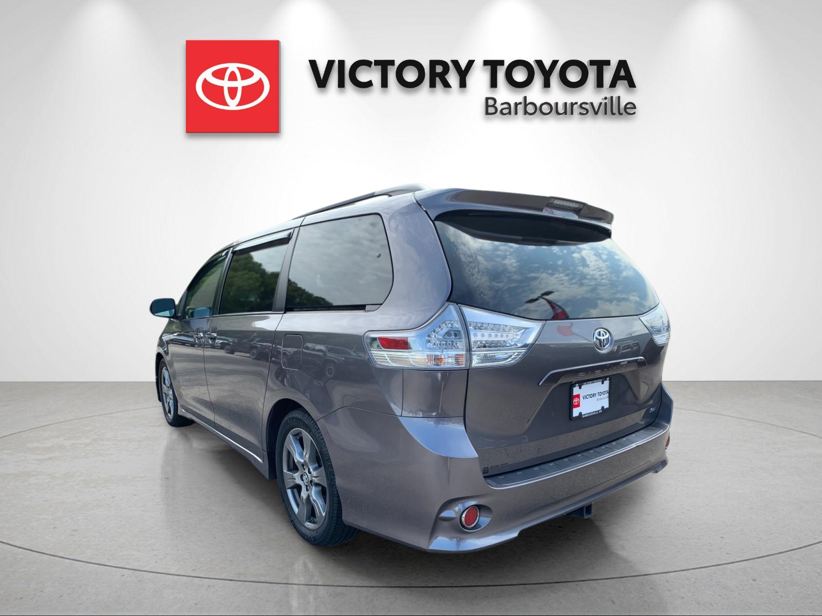 Certified Used 2018 Gray Toyota SE Premium image 3