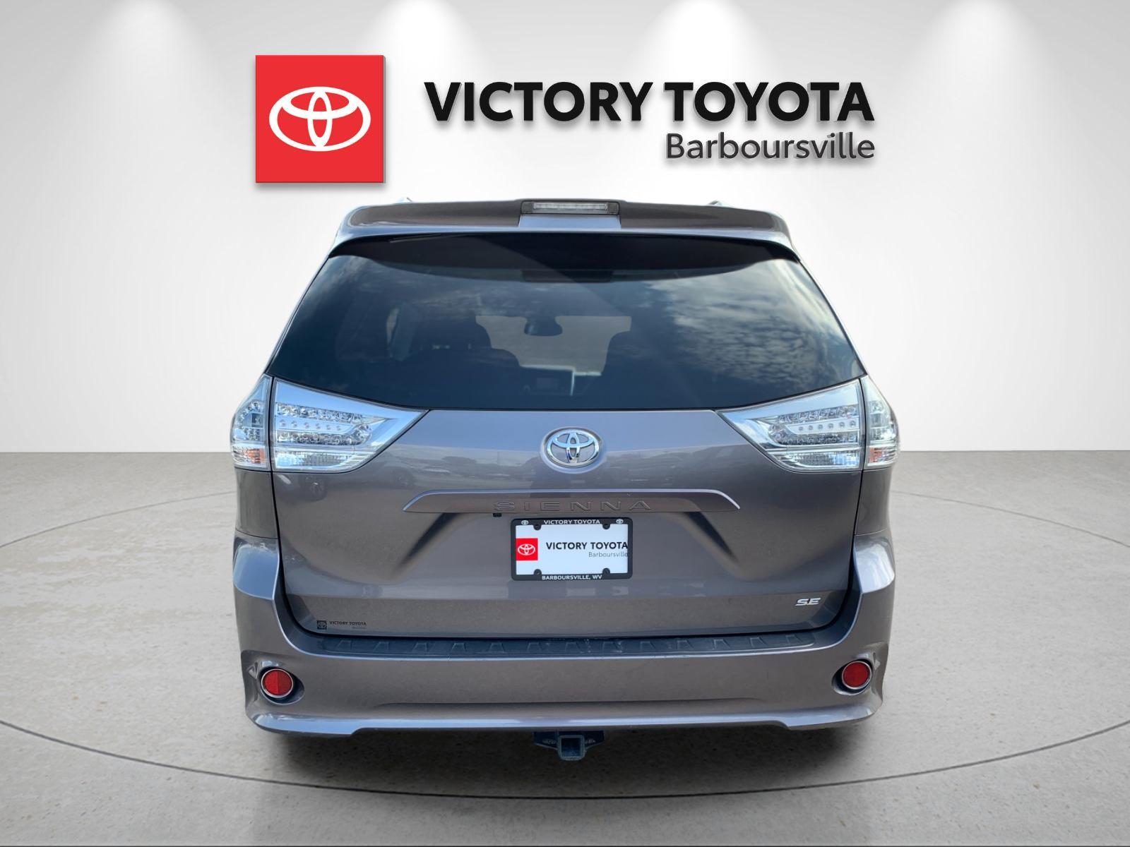 Certified Used 2018 Gray Toyota SE Premium image 4