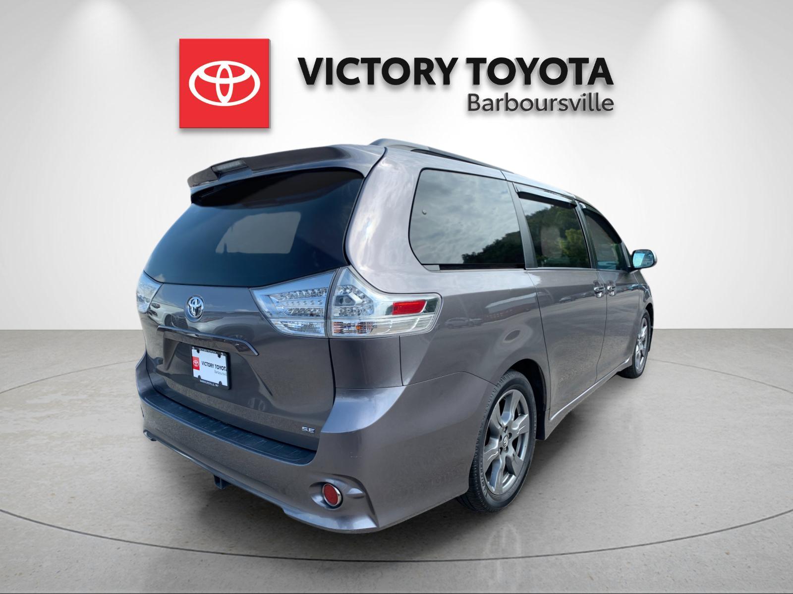 Certified Used 2018 Gray Toyota SE Premium image 7