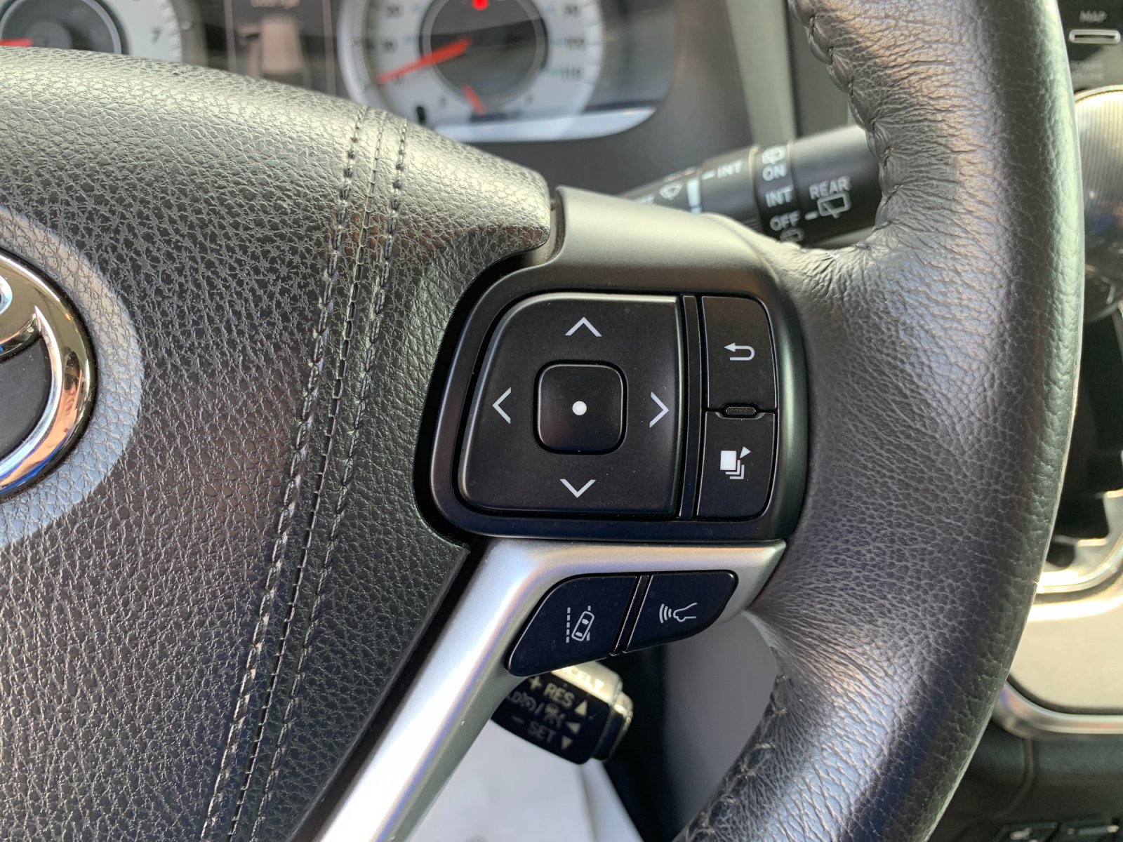 Certified Used 2018 Gray Toyota SE Premium image 30