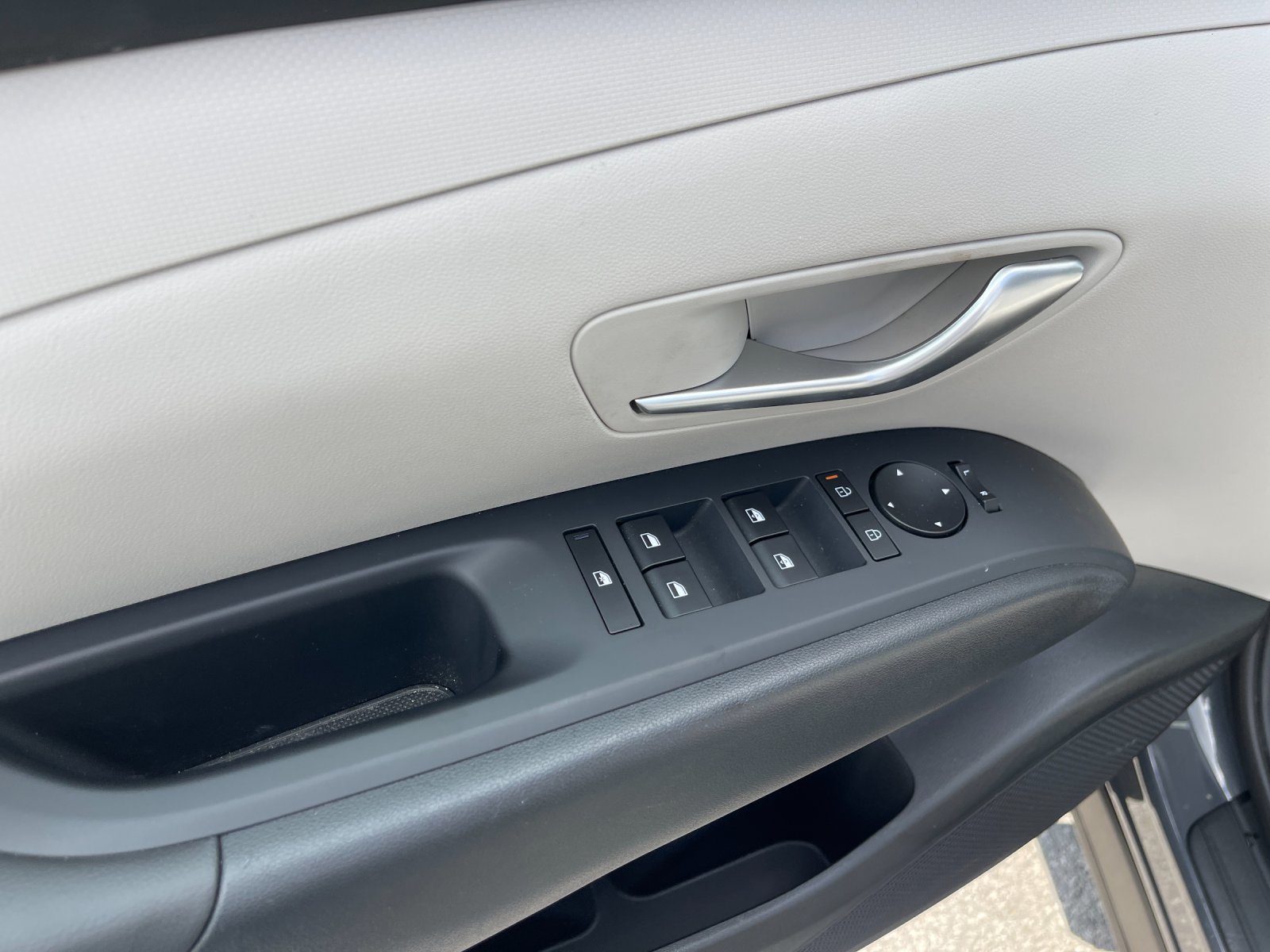 Used 2025 Gray Hyundai SEL image 13