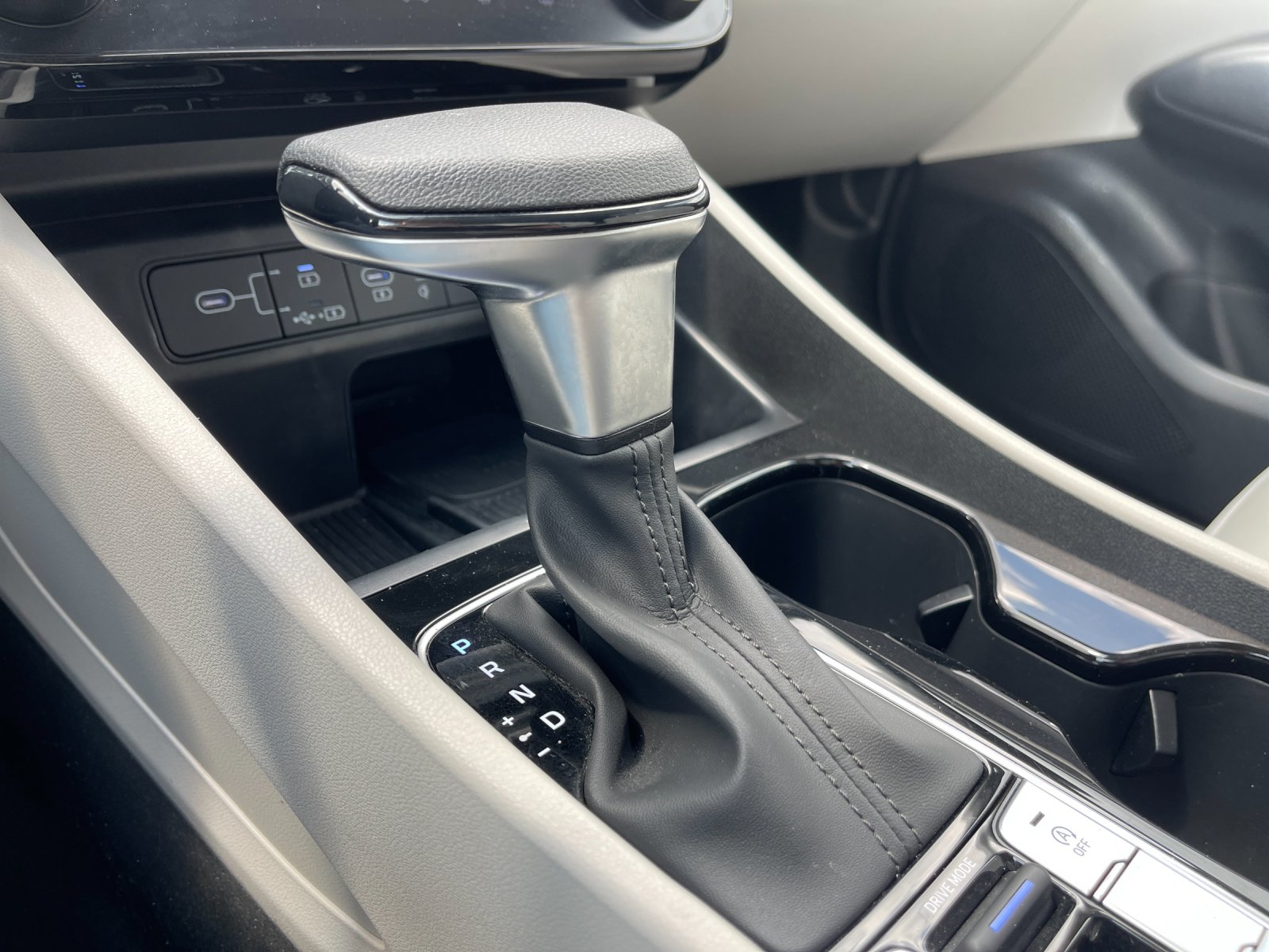 Used 2025 Gray Hyundai SEL image 25