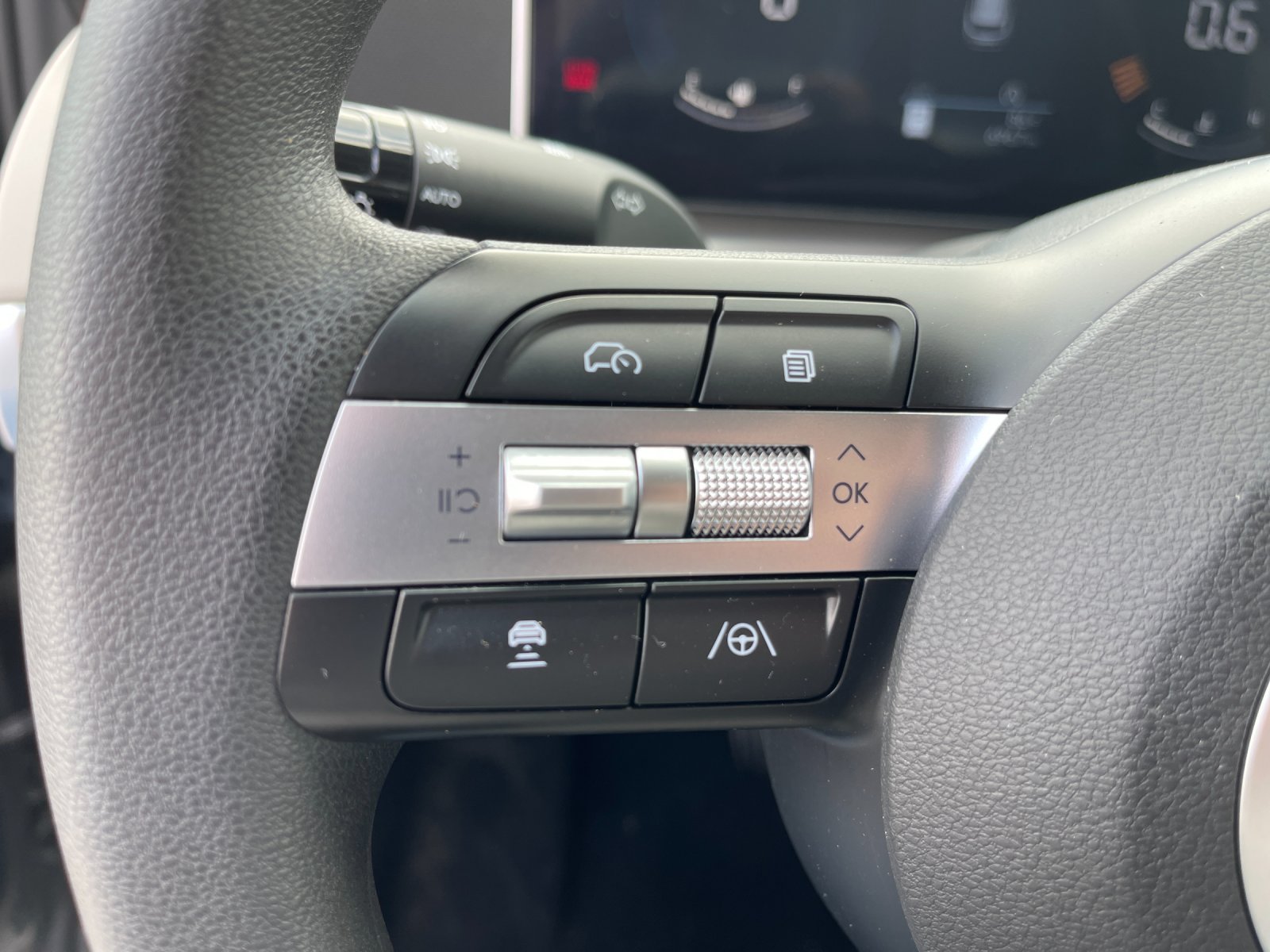 Used 2025 Gray Hyundai SEL image 28