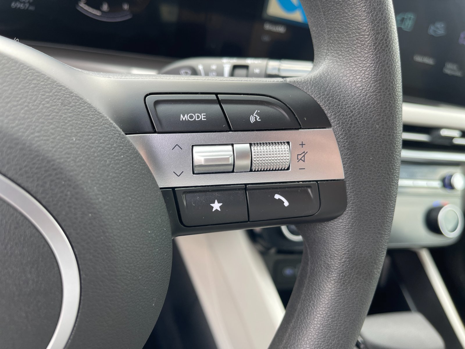 Used 2025 Gray Hyundai SEL image 29