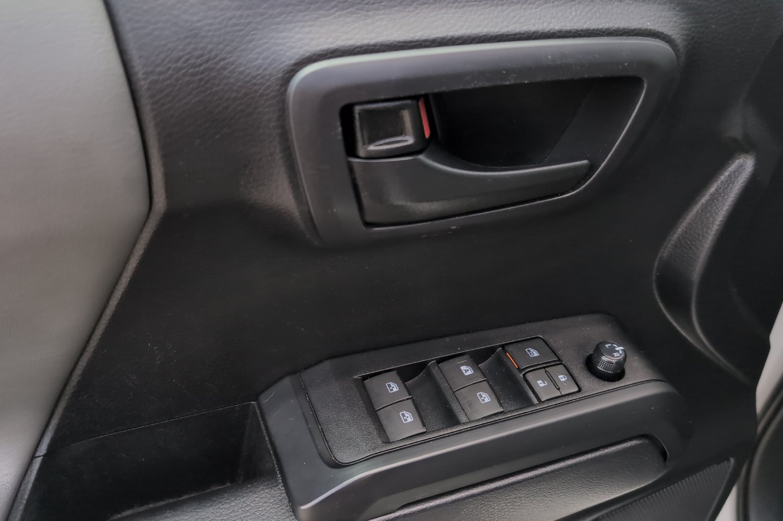 Used 2020 White Toyota SR image 12