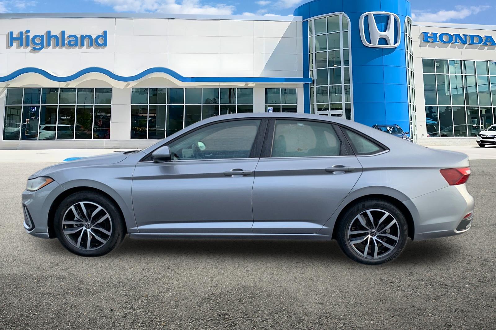 Used 2025  Volkswagen 1.5T SE image 2