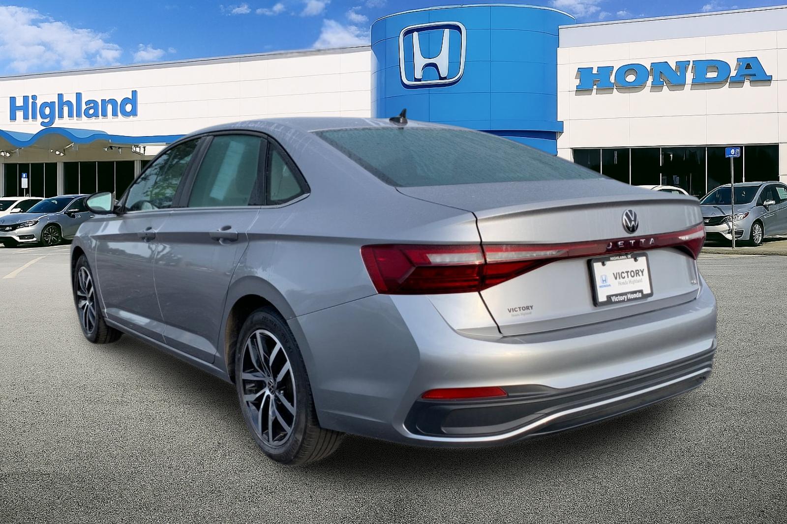 Used 2025  Volkswagen 1.5T SE image 3