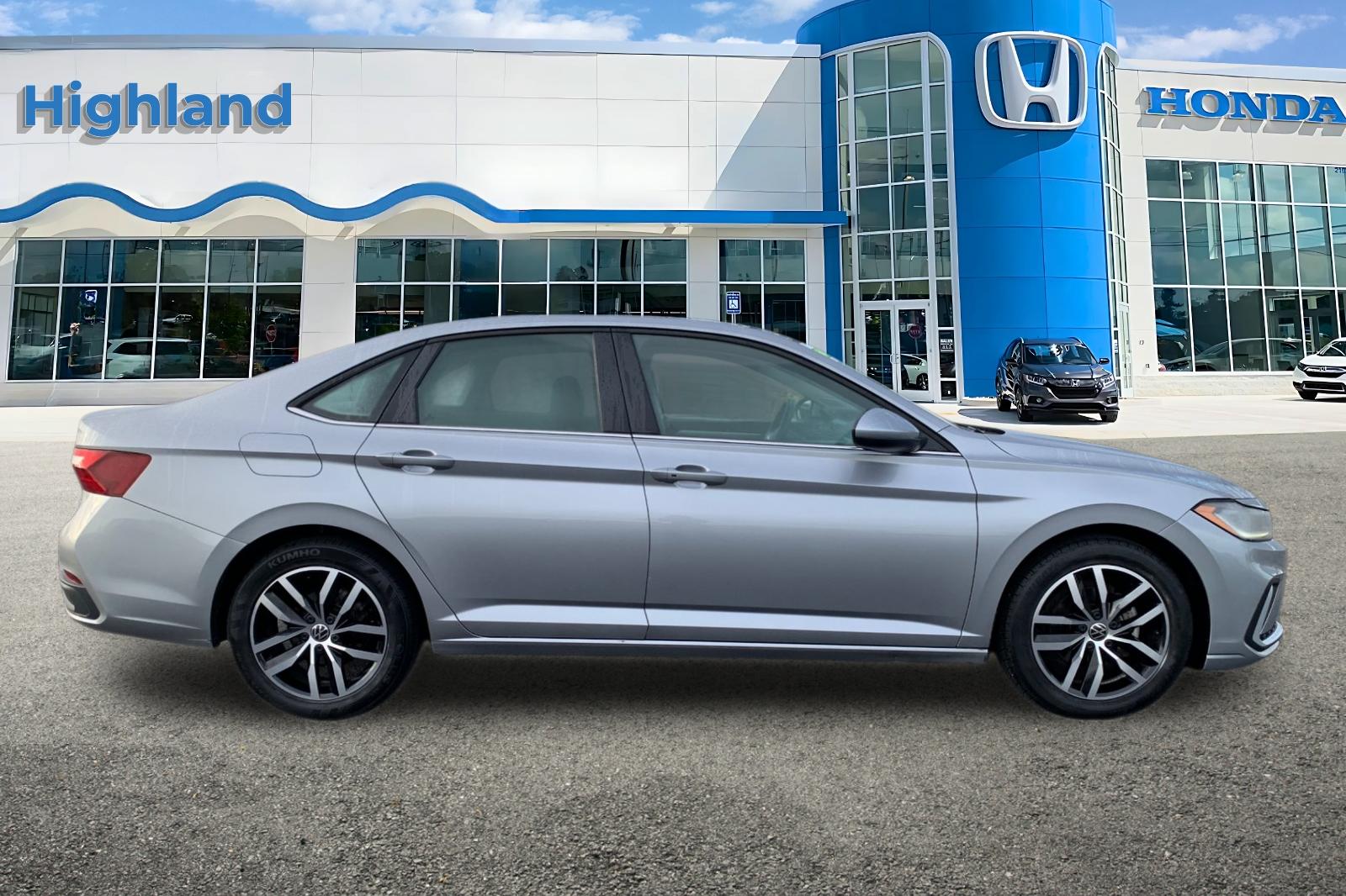 Used 2025  Volkswagen 1.5T SE image 6