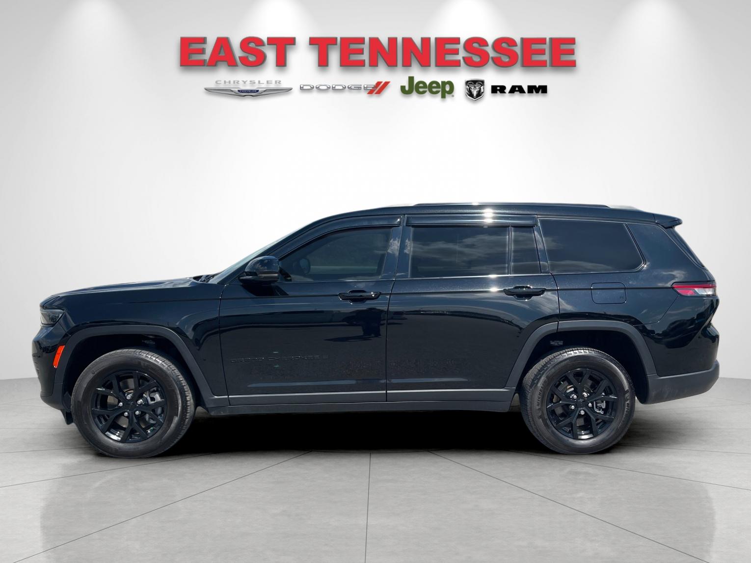 Used 2024 Black Jeep Altitude image 6