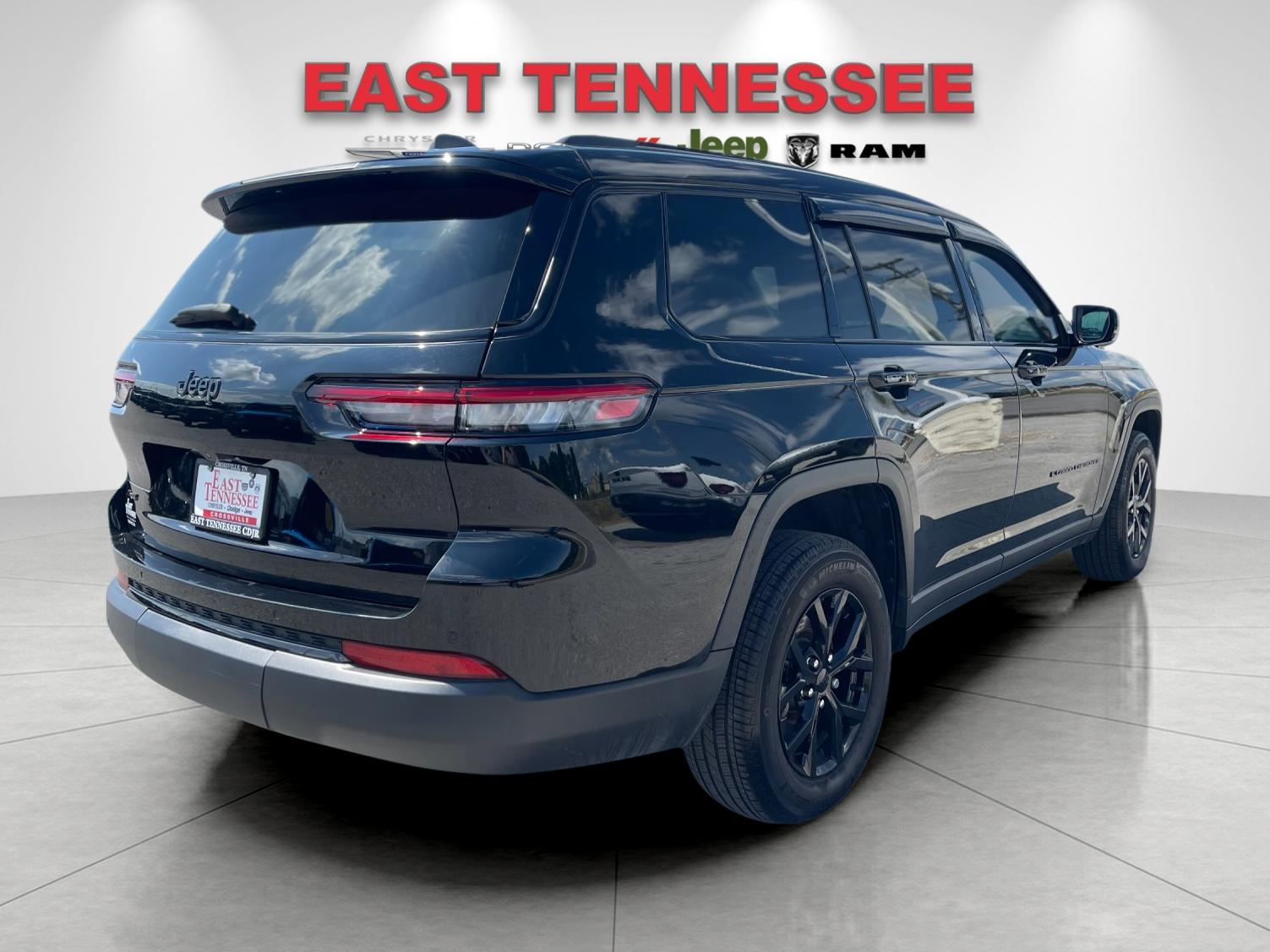 Used 2024 Black Jeep Altitude image 3